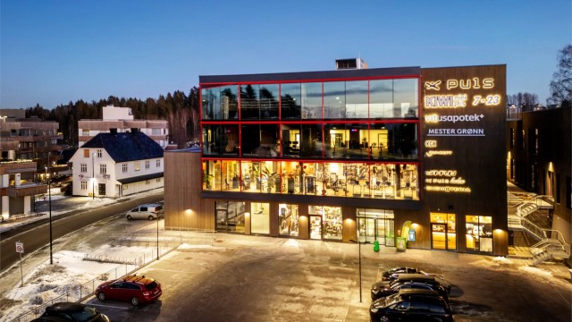 Nyere nærsenter i kort gangavstand fra boligen. Her finner du bl.a. frisør, apotek, moderne treningssenter, blomsterbutikk og sushirestaurant