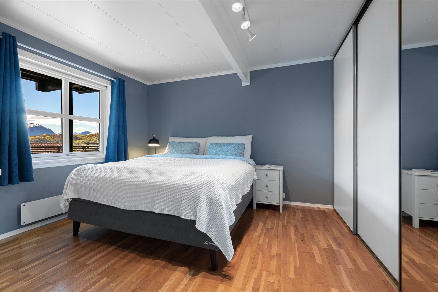 Hovedsoverommet har god plass til dobbeltseng og en stor skyvedørsgarderobe.