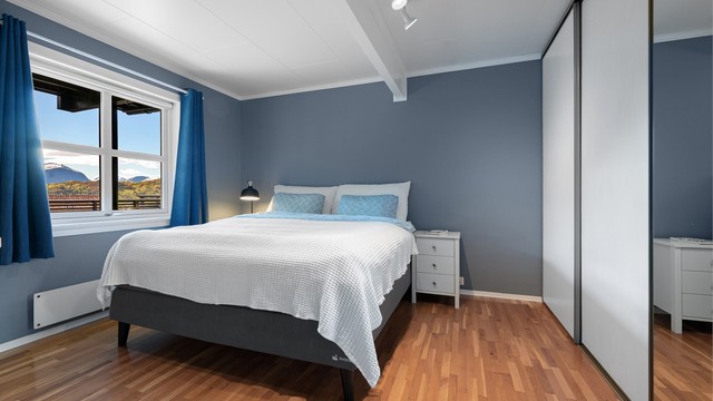 Hovedsoverommet har god plass til dobbeltseng og en stor skyvedørsgarderobe.