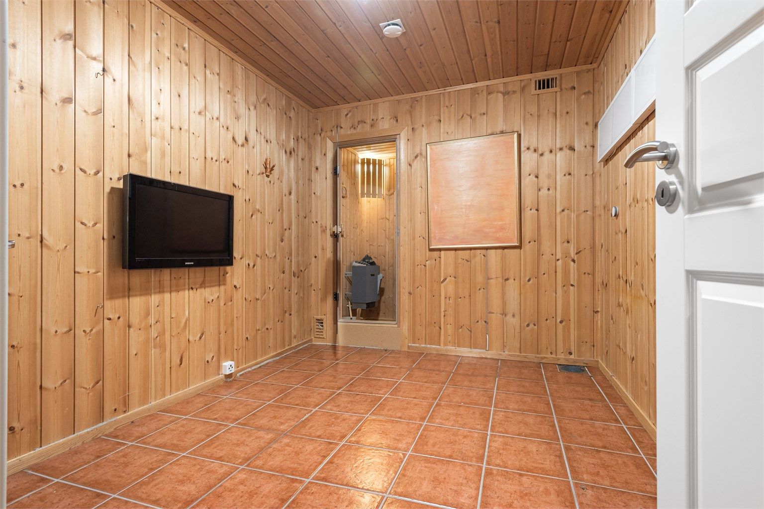 Boden i tilknytning til badstuen med flislagt gulv med varmekabler, sluk og mulighet for etablering av dusj