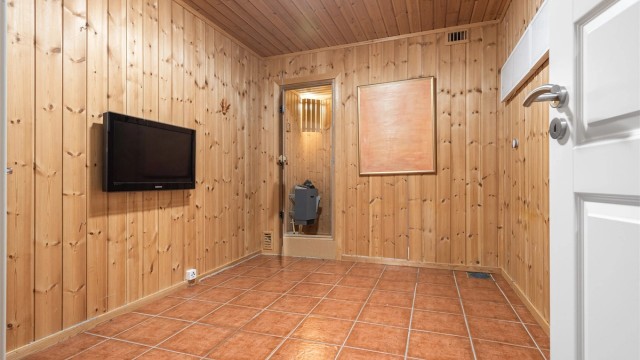 Boden i tilknytning til badstuen med flislagt gulv med varmekabler, sluk og mulighet for etablering av dusj