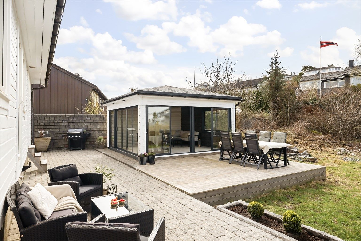 Herlige uteområder med bl.a. 2 utestuer