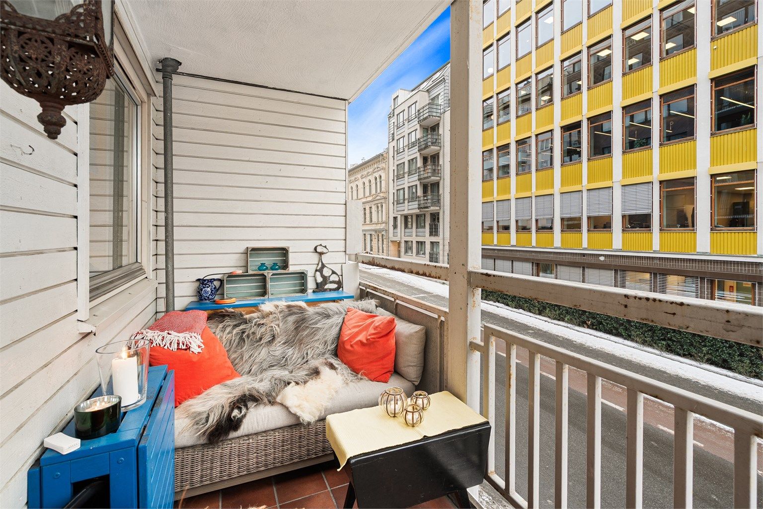 Fra stuen har du utgang til en overbygd og flislagt balkong på 6 kvm.