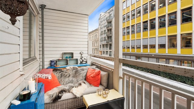 Fra stuen har du utgang til en overbygd og flislagt balkong på 6 kvm.