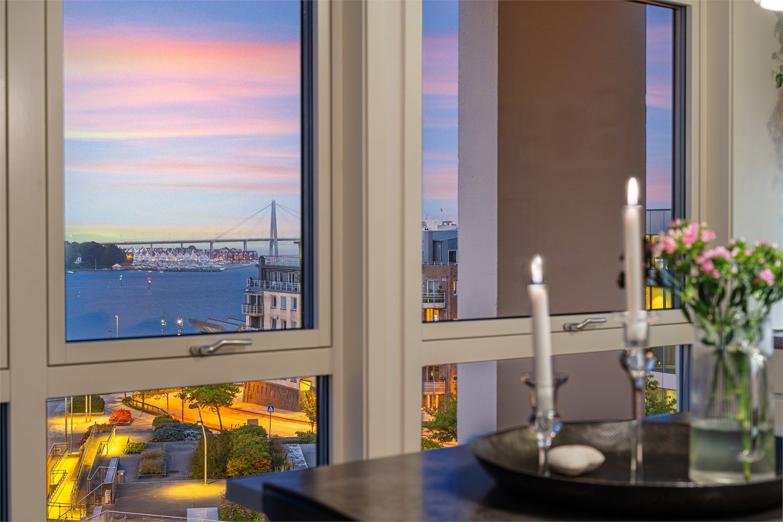 Stor og flott 3-roms toppleil. m/nydelig utsikt mot vågen og Bybroen.