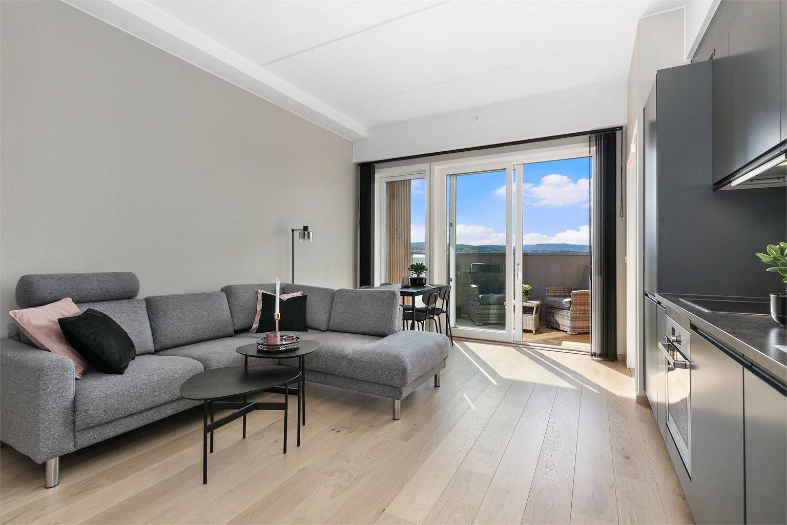 Stue og kjøkken i åpen løsning