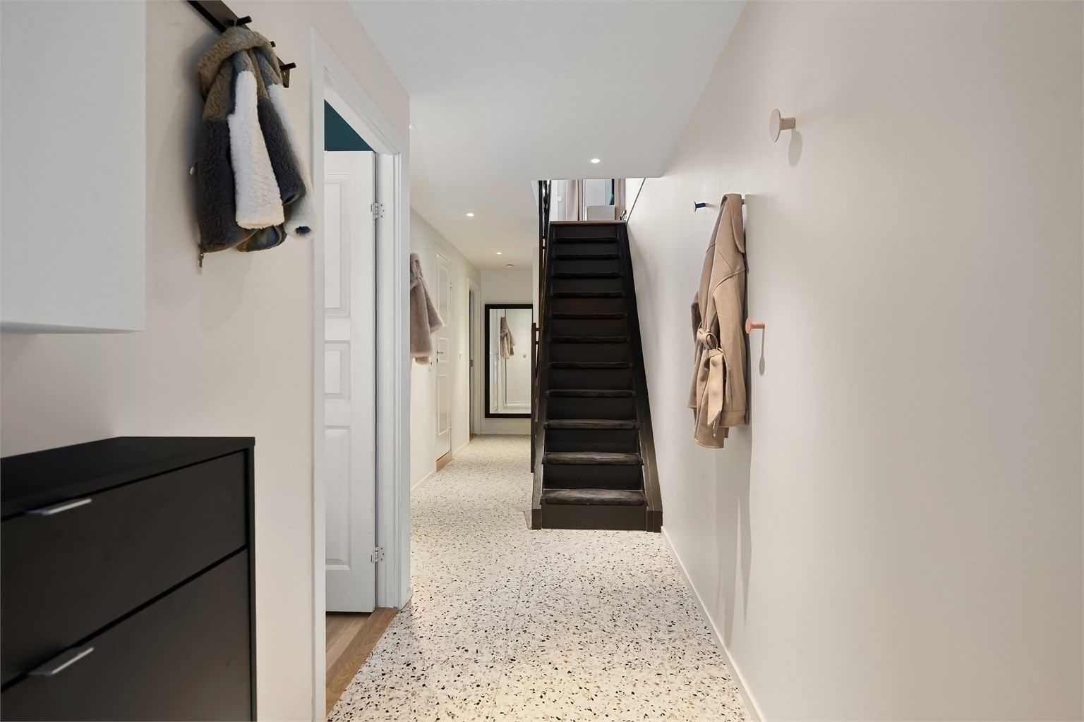 Underetasje har entre, gang, bad, soverom 1, rom benyttet som soverom 2 og rom benyttet som soverom 3