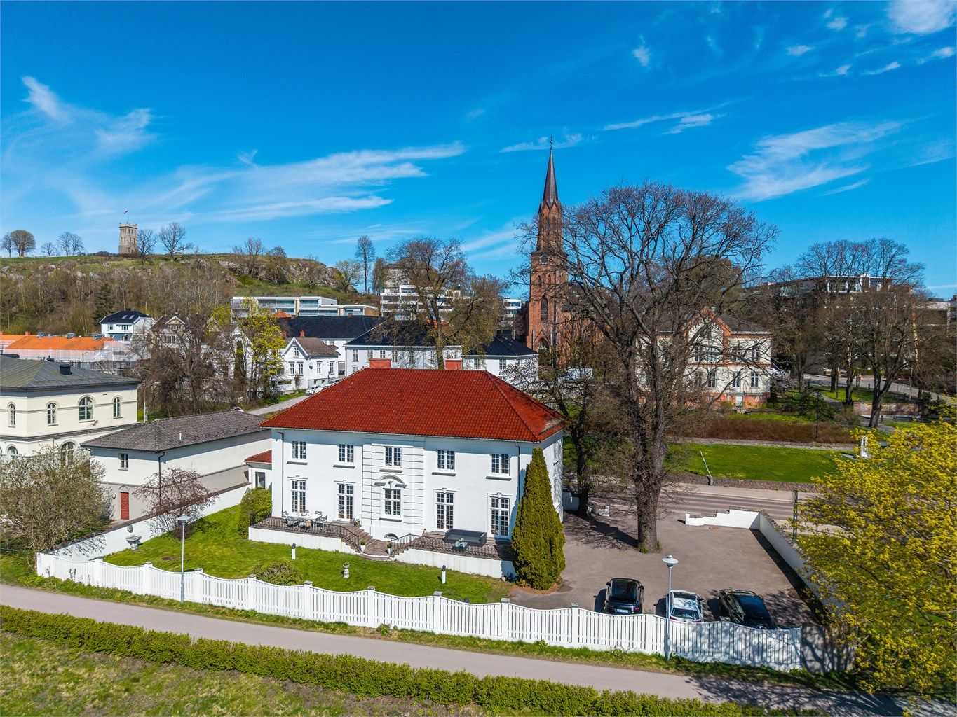 Eiendommen byr på en representativ og gjennomarbeidet planløsning over flere etasjer, med hele tre stuer, seks soverom, kontor, bar- og selskapsrom samt gode lagringsmuligheter.