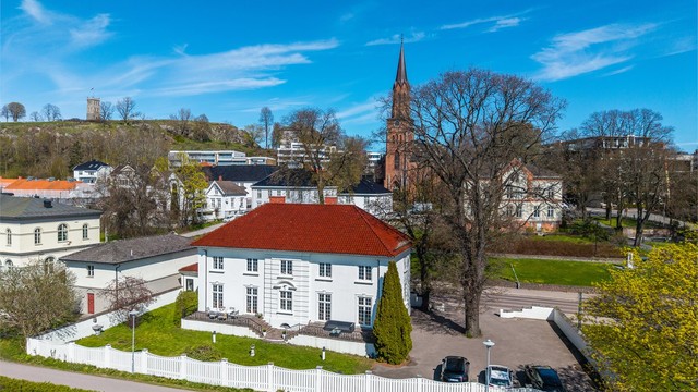 Eiendommen byr på en representativ og gjennomarbeidet planløsning over flere etasjer, med hele tre stuer, seks soverom, kontor, bar- og selskapsrom samt gode lagringsmuligheter.