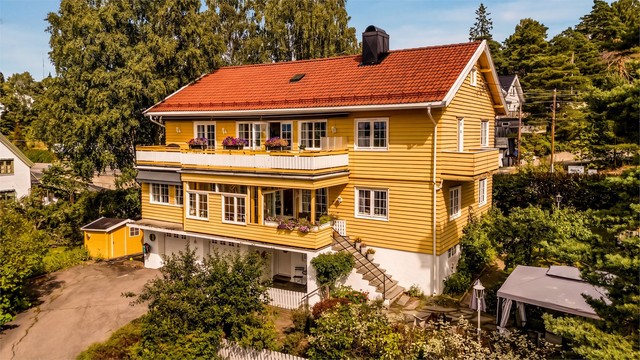 Eiendommen ligger i grønne omgivelser med et levende lokalmiljø rett utenfor døren, og det er kort vei til både sjø og mark.
