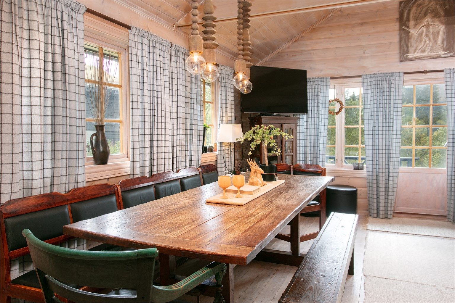 Spiseplassen har god plass til langbord for mange samlet rundt måltidene.