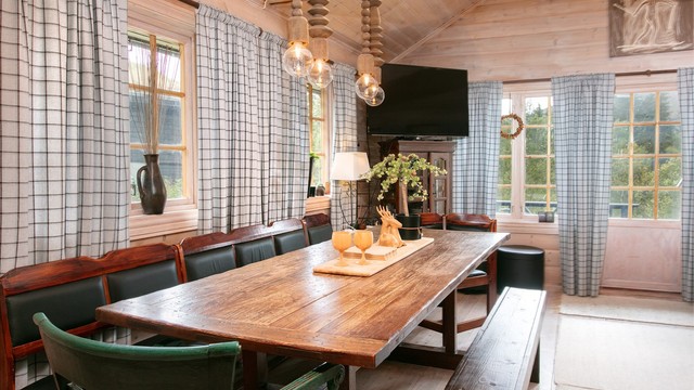 Spiseplassen har god plass til langbord for mange samlet rundt måltidene.