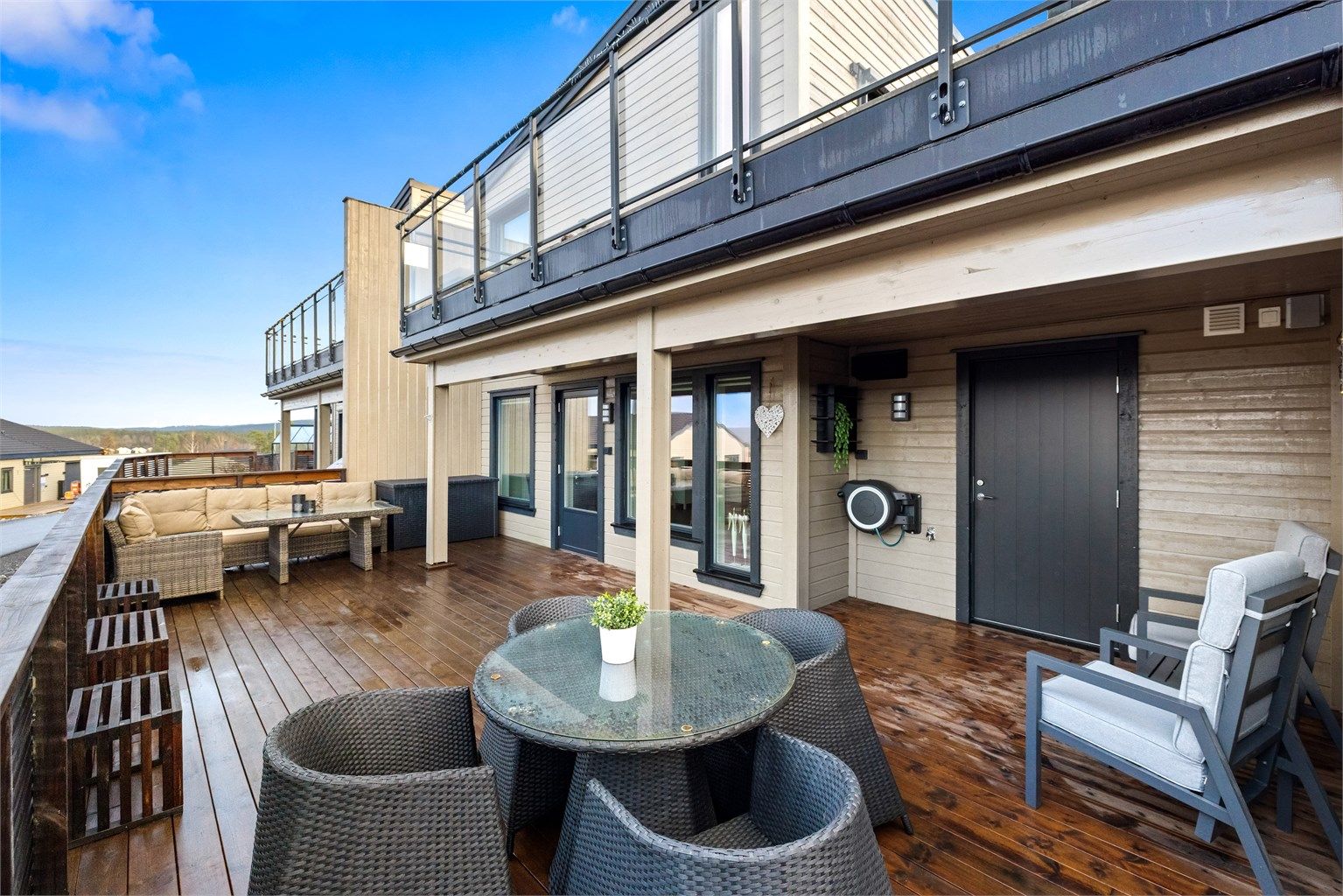 Fra terrassen er det direkte adkomst til en praktisk sportsbod som er innredet til vaskerom