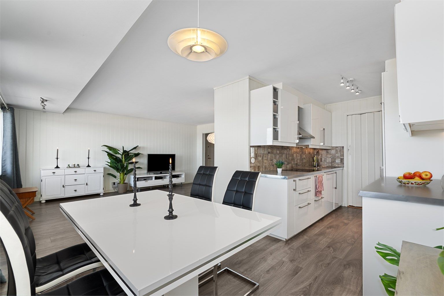 En gjennomgående 5-roms leilighet med en praktisk planløsning og kjøkkeninnredning fra 2014/15.
Foto: Jørgen Sørebø