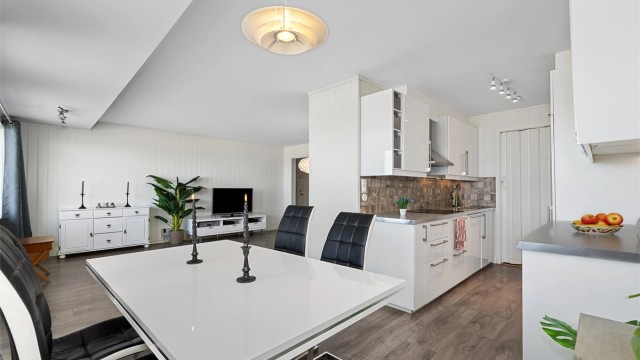 En gjennomgående 5-roms leilighet med en praktisk planløsning og kjøkkeninnredning fra 2014/15.
Foto: Jørgen Sørebø
