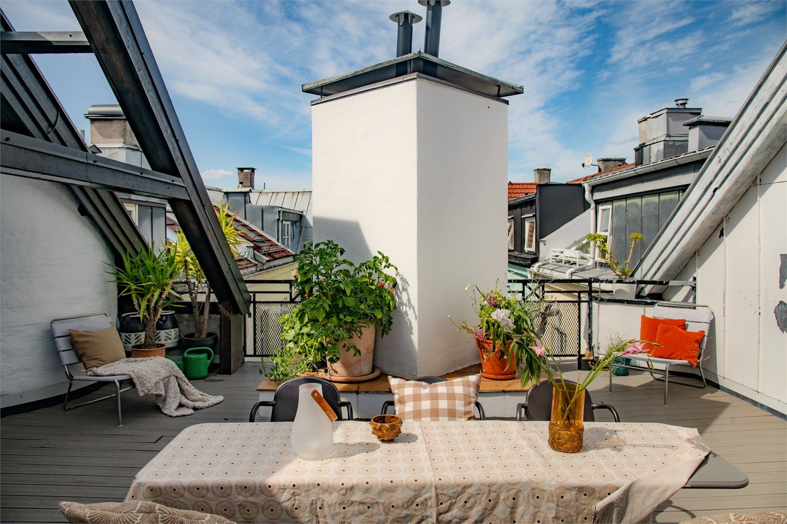 Leiligheten har tilgang til en flott felles takterrasse med svært gode solforhold.