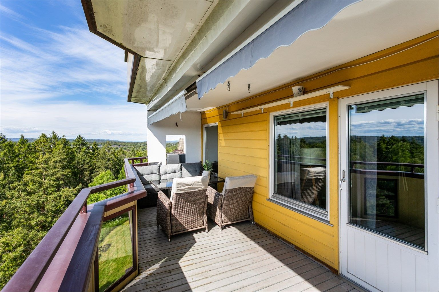 Leiligheten ligger høyt og luftig i tredje etasje, med hele tre balkonger som sikrer tilgang til solen fra tidlig morgen til sen kveld sommerstid