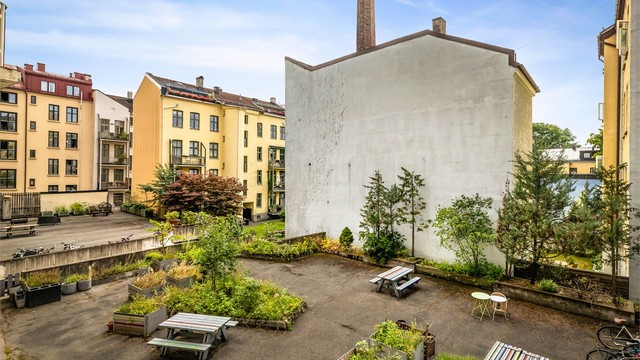 Bakgård til felles bruk for eierne opparbeidet med beplantning og sittegrupper. Det er sykkelparkering.