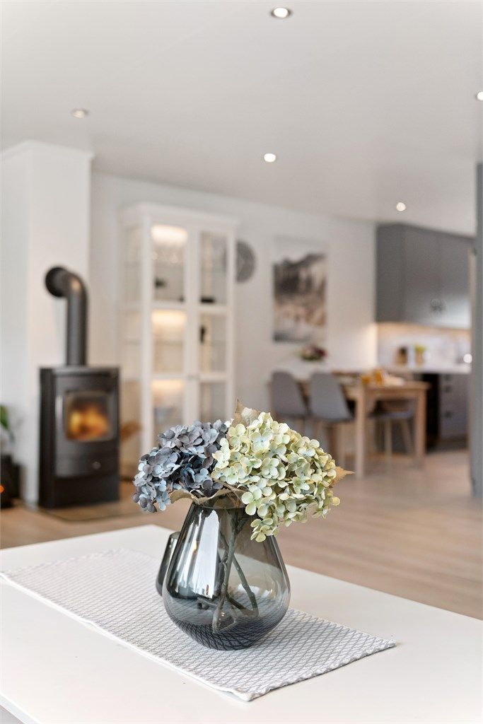 Downlights i himlingen sørger for god grunnbelysning i hele oppholdsrommet.