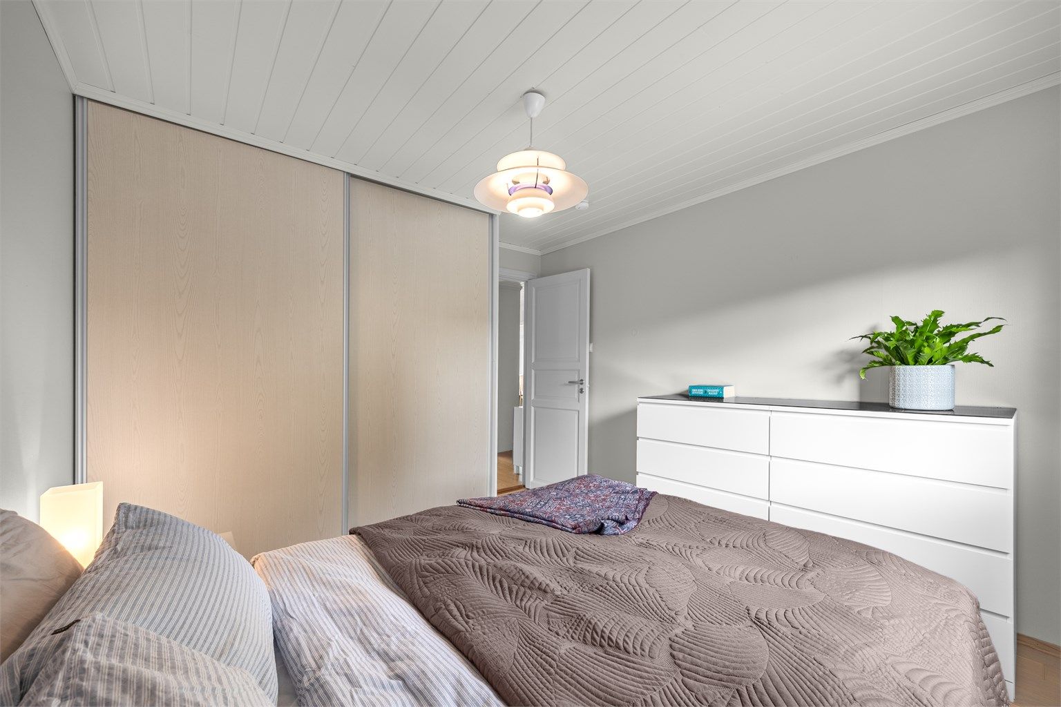 Soverommet har innebygd garderobesystem med skyvedører