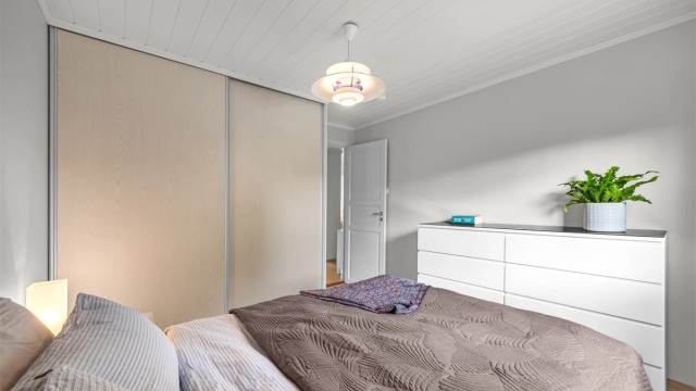 Soverommet har innebygd garderobesystem med skyvedører