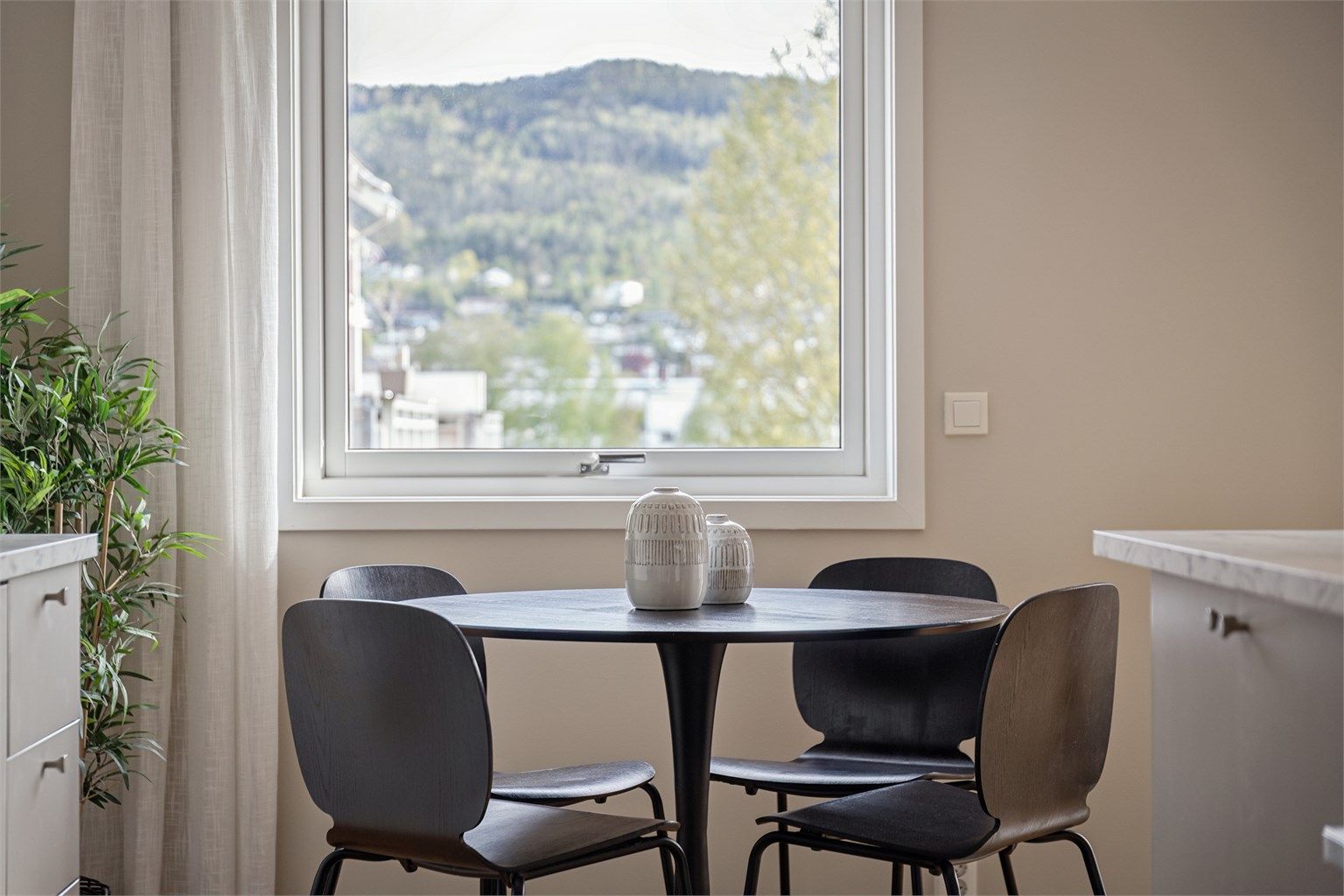 Parkett på gulv og nymalte flater gir et helhetlig samt innbydende inntrykk.