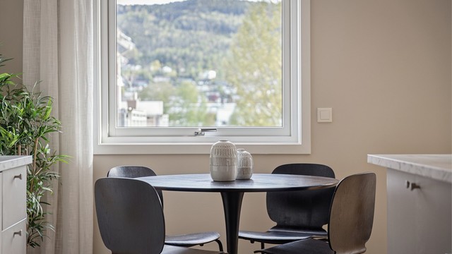 Parkett på gulv og nymalte flater gir et helhetlig samt innbydende inntrykk.
