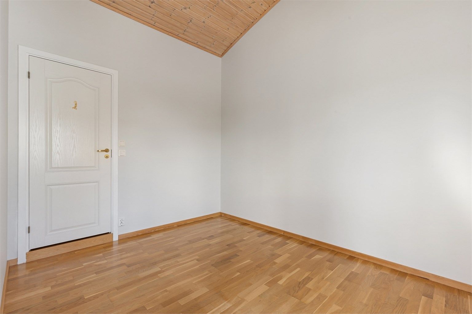 Soverommet har direkte adkomst til eget baderom