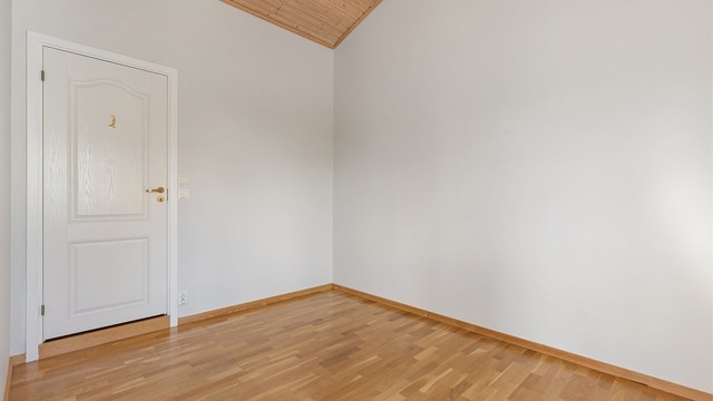 Soverommet har direkte adkomst til eget baderom