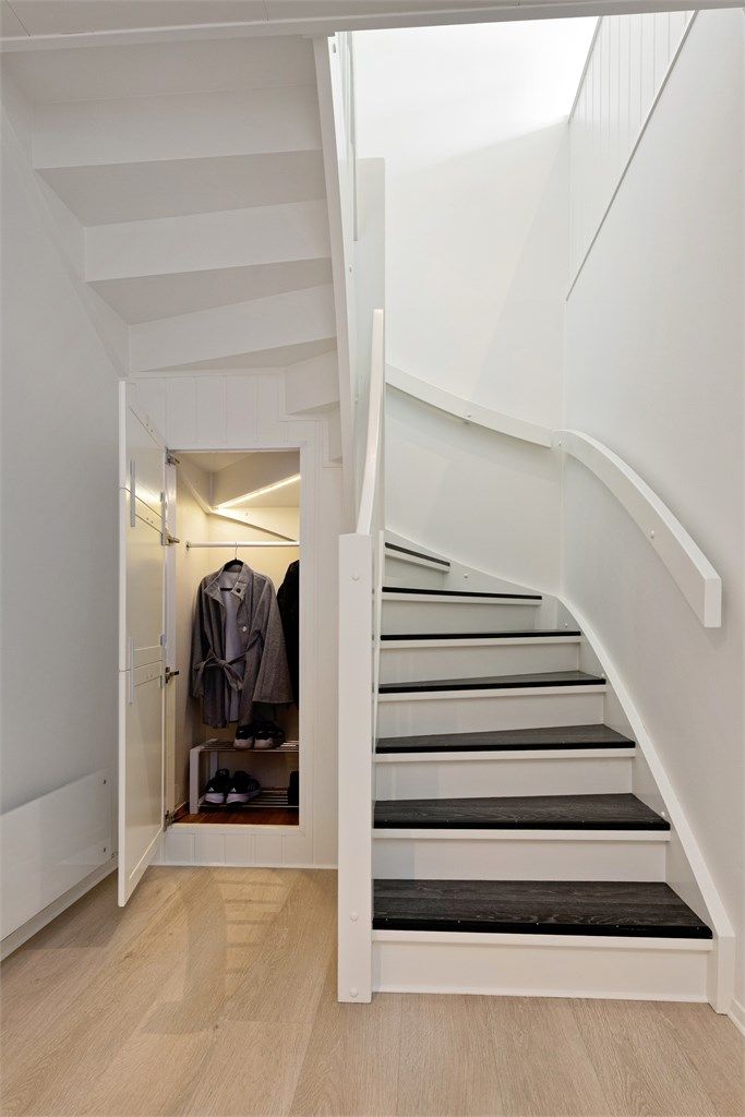 Smart utnyttelse av plassen med integrert oppbevaring under trappen.