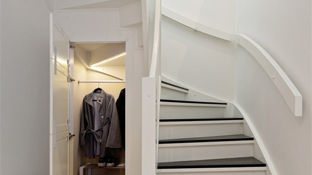 Smart utnyttelse av plassen med integrert oppbevaring under trappen.