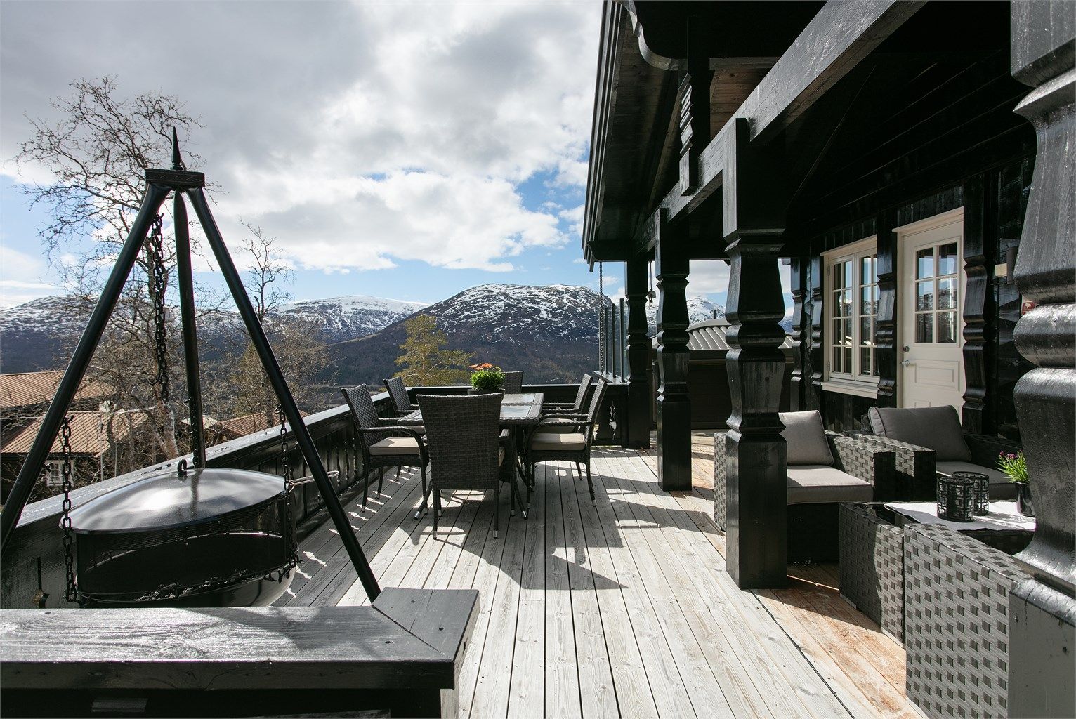En stor bålpanne er et naturlig samlingspunkt på terrassen.