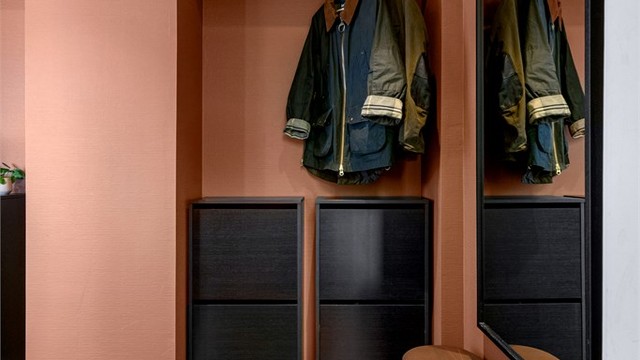 En praktisk nisje i gangen gir gode muligheter for en skreddersydd garderobeløsning.