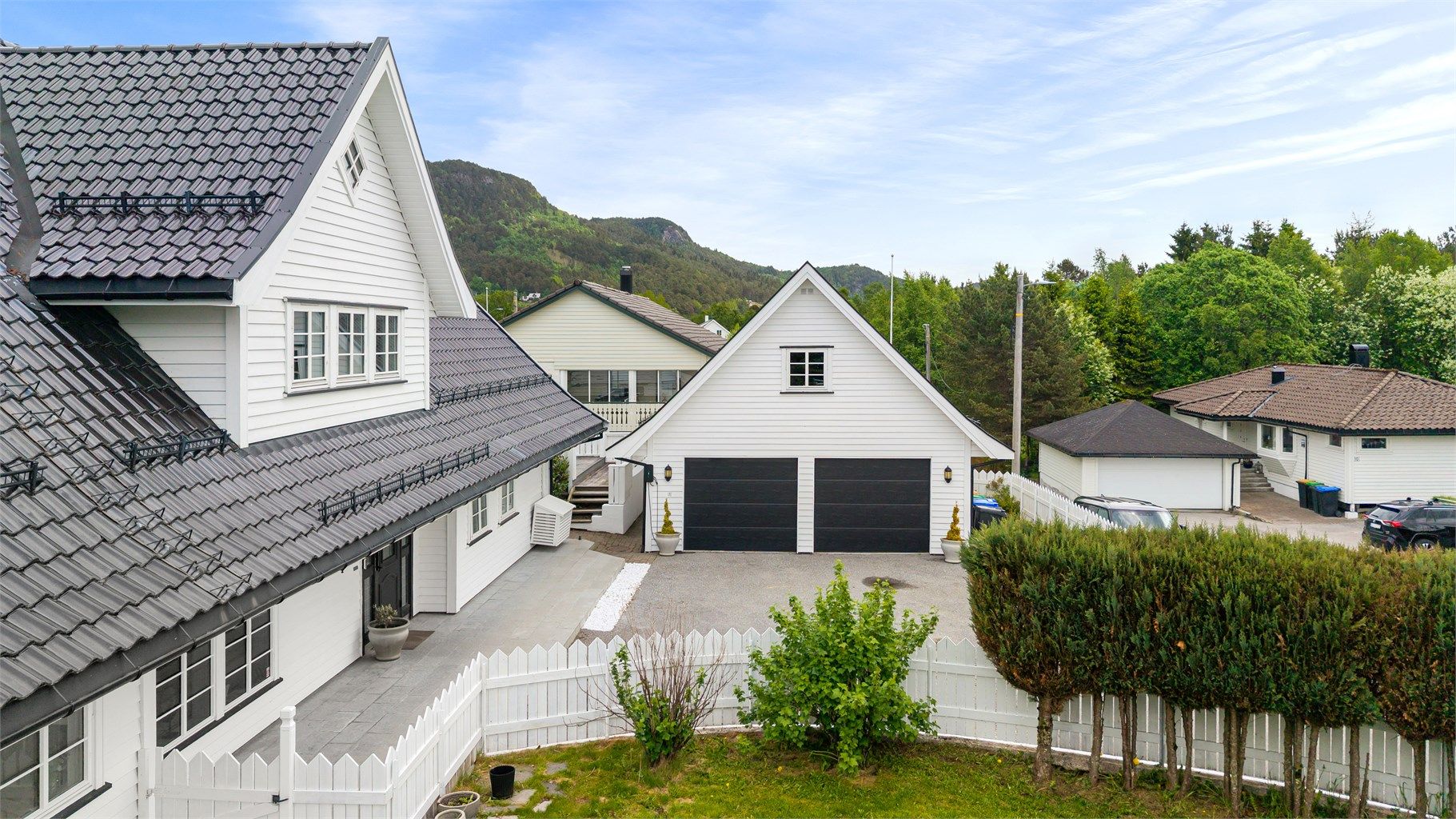 Eiendommen har en stor dobbelgarasje som står i stil med hovedhuset.