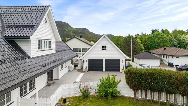 Eiendommen har en stor dobbelgarasje som står i stil med hovedhuset.