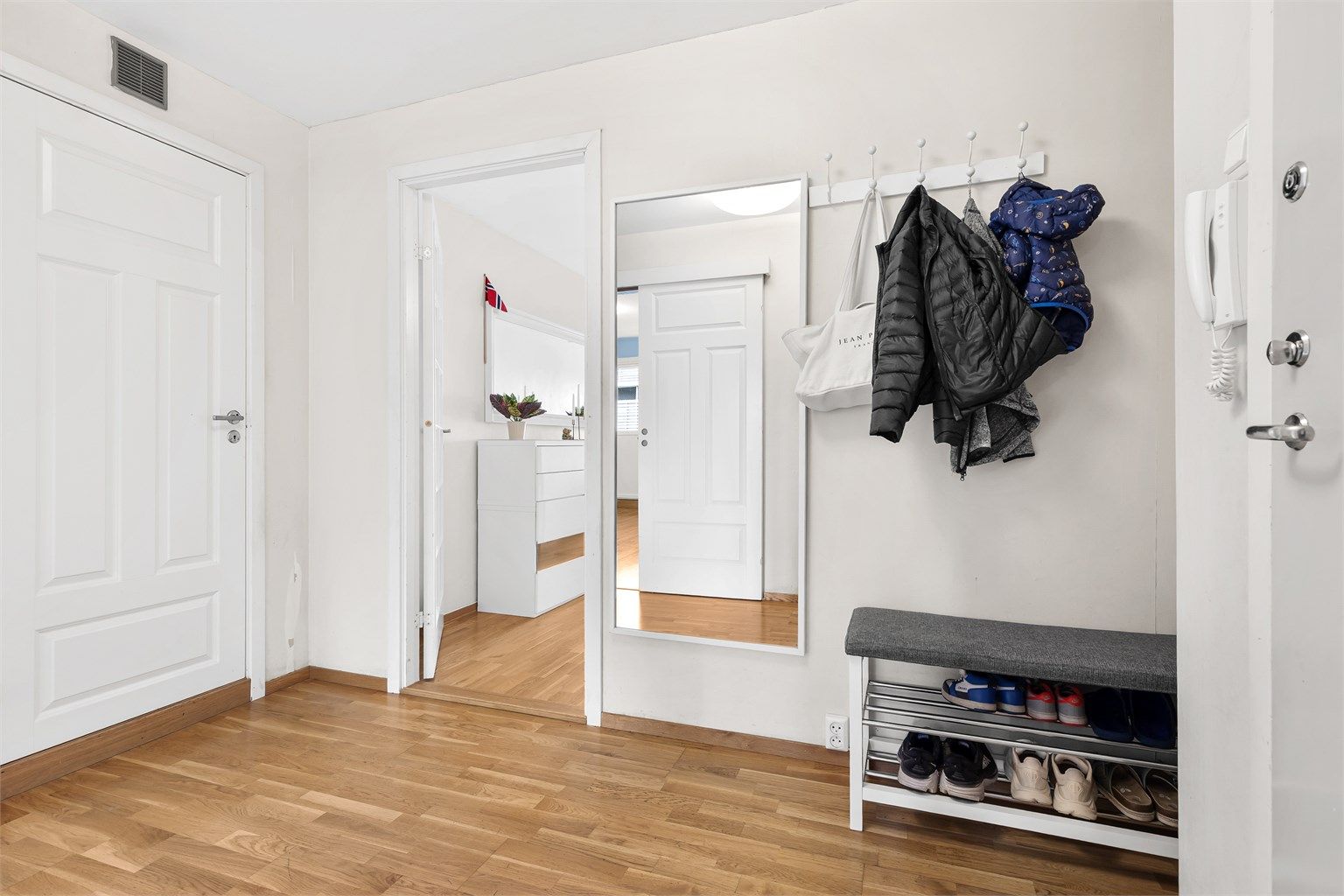 Fra gangen er det adkomst til et soverom, kjøkken, baderom/vaskerom og stue/spisestue.