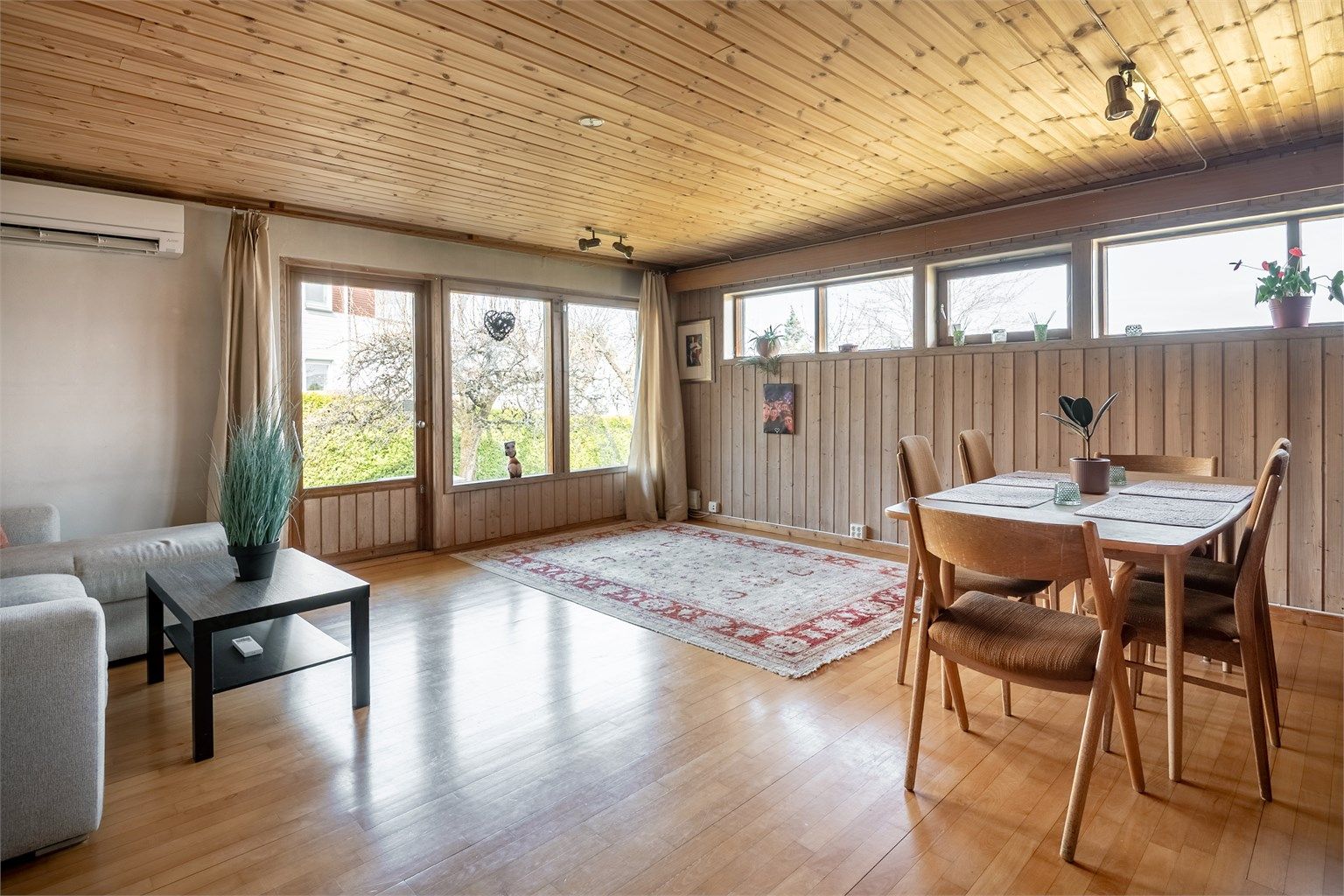 Kjellerstue med utgang til hagen.