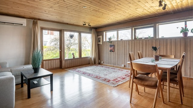 Kjellerstue med utgang til hagen.