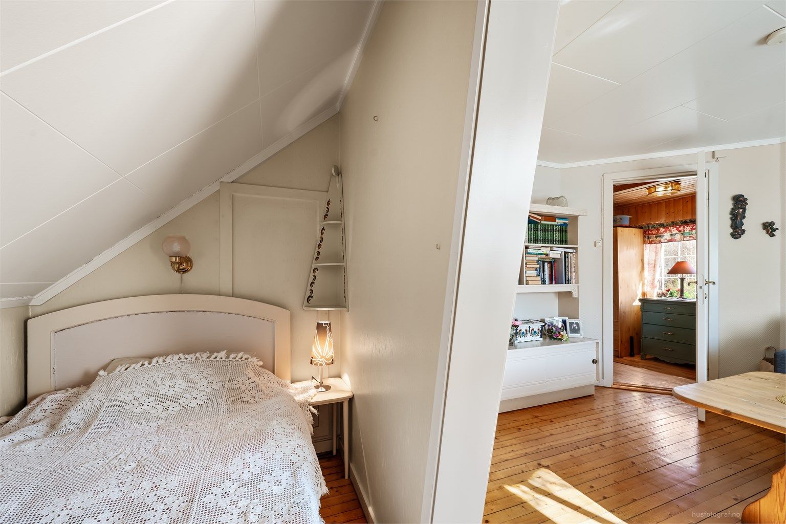 Deler av etasjen har skråtak, som gir en lun og hyggelig atmosfære til rommene.