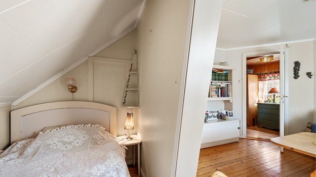 Deler av etasjen har skråtak, som gir en lun og hyggelig atmosfære til rommene.