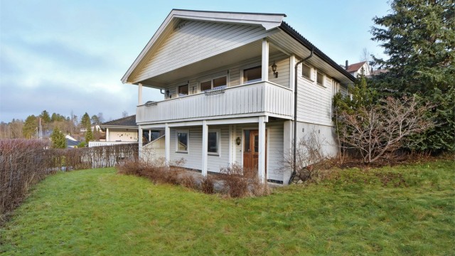 Velkommen til Ares vei 20 - presentert av Sebastian Håbesland v/ Krogsveen - enebolig på solrik og høytliggende eiendom - foto: Oddphoto