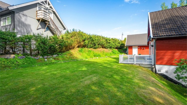 Det er direkte utgang til en flott markterrasse fra stuen
