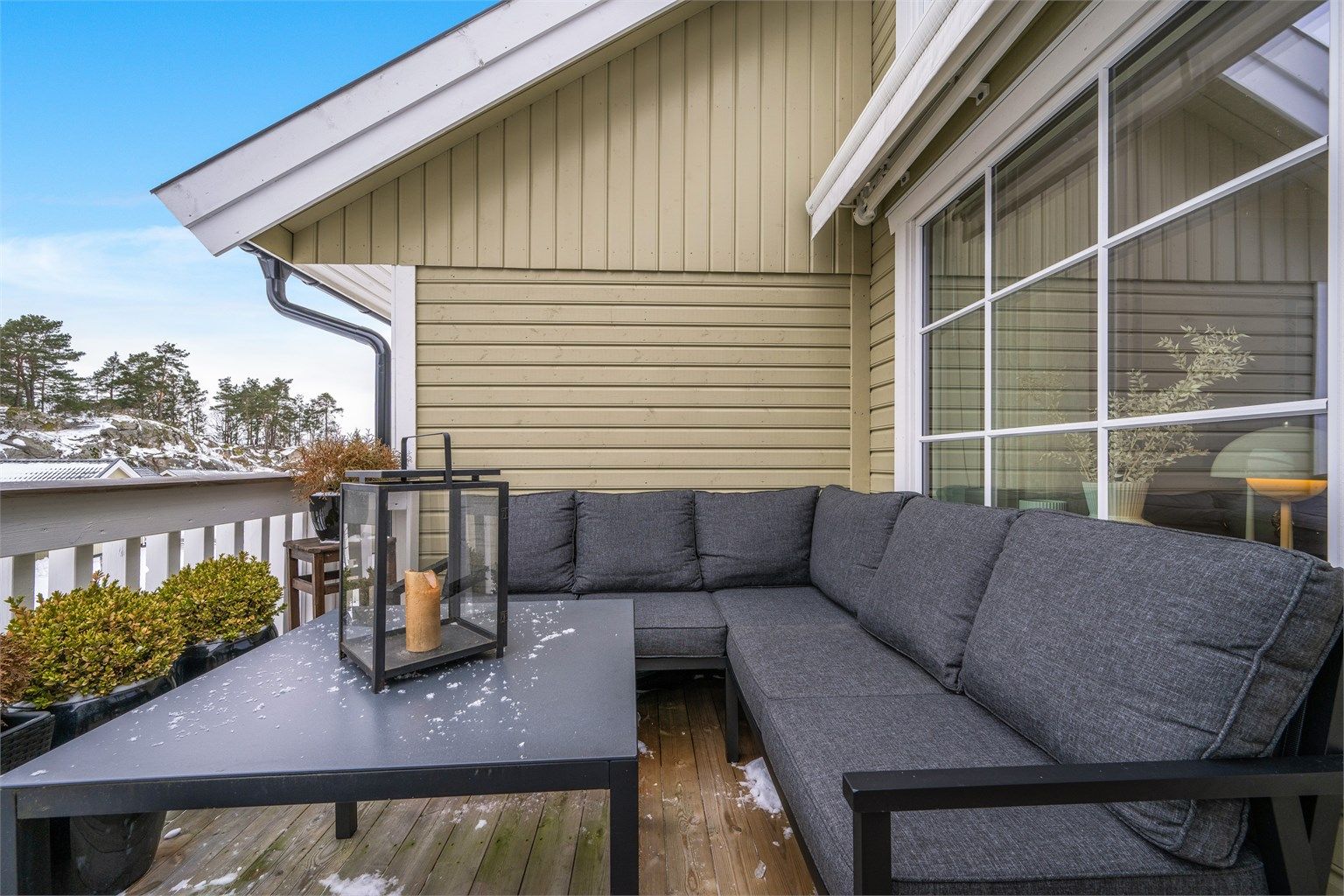 Et herlig uterom med svært gode solforhold. Det er montert en praktisk markise med motor fra Markisemannen. 