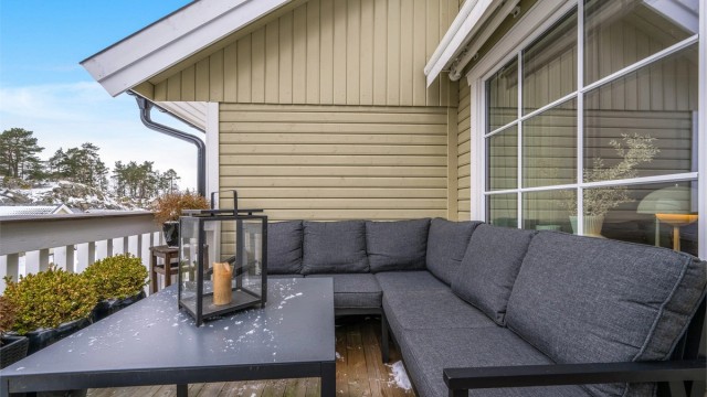 Et herlig uterom med svært gode solforhold. Det er montert en praktisk markise med motor fra Markisemannen.