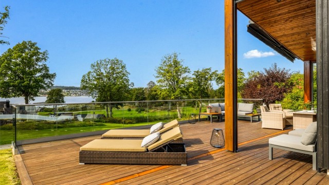 UTEPLASSEN. Utenfor hytta er et en stor terrasse med plass til spisebord, sofagruppe og solstoler. Den store terrassemarkisen er elektrisk og skjermer for sola når man ønsker det.