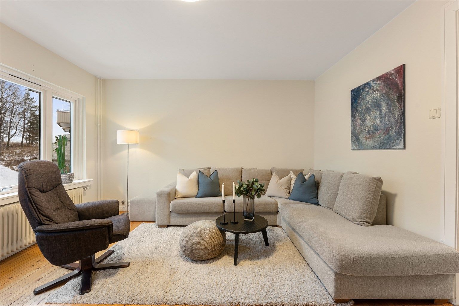 Store vindusflater gir godt med naturlig lys inn i stuen.