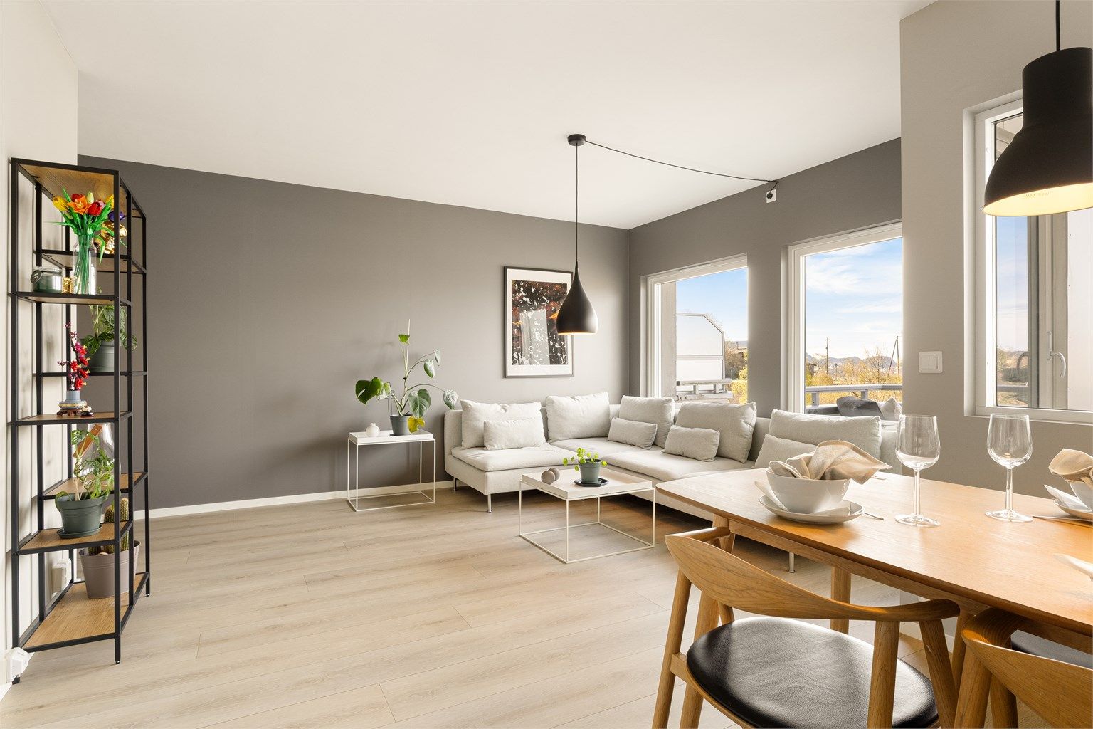 Stuen er romslig med plass til sofagruppe, spisebord og ønsket møblement.