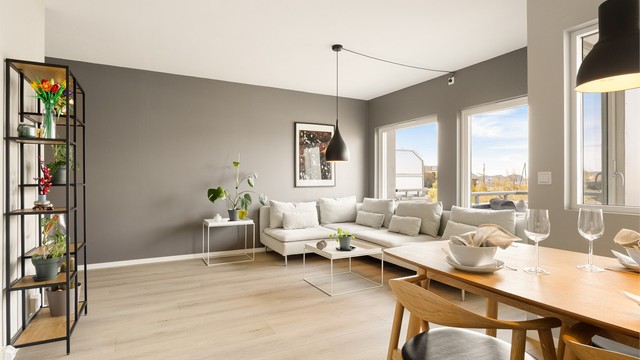 Stuen er romslig med plass til sofagruppe, spisebord og ønsket møblement.