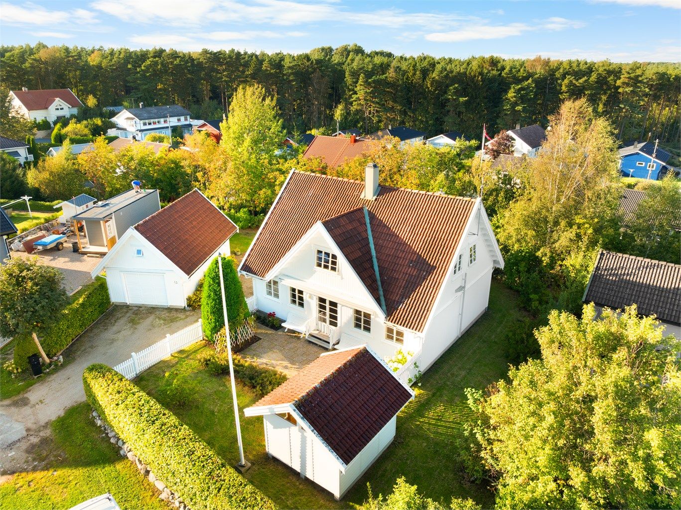 Med regulert grøntareal i nord og tilstøtende bebyggelse på kun én side oppleves boligen som oppriktig tilbaketrukken.