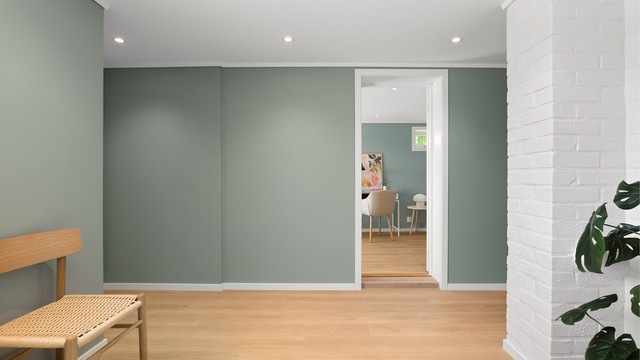 Soverommene i første etasje er begge tilgjengelig rett fra hallen.